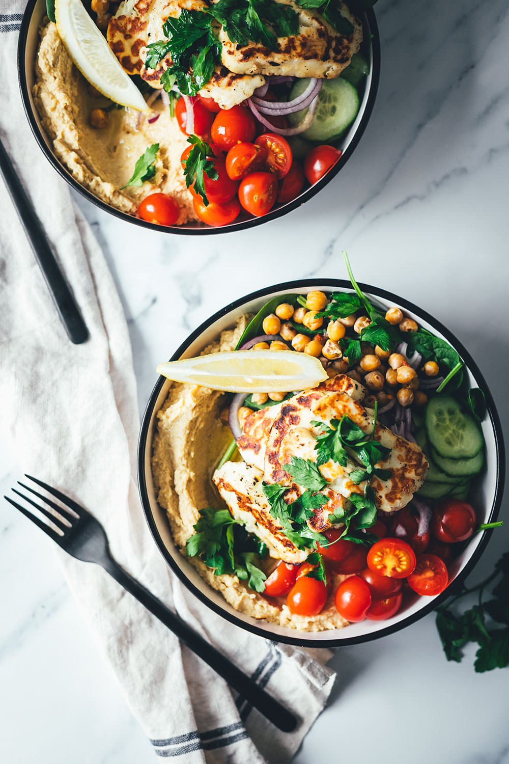 Schnelle Bowls sind der perfekte Lunch im Homeoffice oder ein leichtes Abendessen für die Feierabendküche. So wie meine leckere Hummus Bowl mit selbst gemachtem Hummus, gebratenem Halloumi und knusprigen Kichererbsen zu viel frischem Gemüse. Einfach gemacht, so lecker und ganz fix auf dem Tisch! | moeyskitchen.com