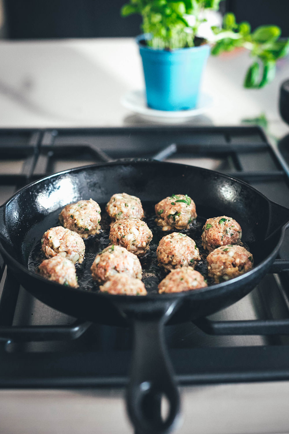 Rezept für den amerikanisch-italienischen Klassiker Baked Meatballs. Das sind saftige gratinierte Hackbällchen in Tomatensauce, die mit Mozzarella überbacken werden. Hier kennt man sie auch als "Hackbällchen Toskana". Sie schmecken fantastisch zu Pasta wie Spaghetti, Rigatoni oder auch einfach mit frischem, knusprigem Brot. | moeyskitchen.com
