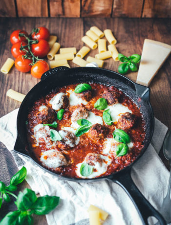 Rezept für den amerikanisch-italienischen Klassiker Baked Meatballs. Das sind saftige gratinierte Hackbällchen in Tomatensauce, die mit Mozzarella überbacken werden. Hier kennt man sie auch als "Hackbällchen Toskana". Sie schmecken fantastisch zu Pasta wie Spaghetti, Rigatoni oder auch einfach mit frischem, knusprigem Brot. | moeyskitchen.com