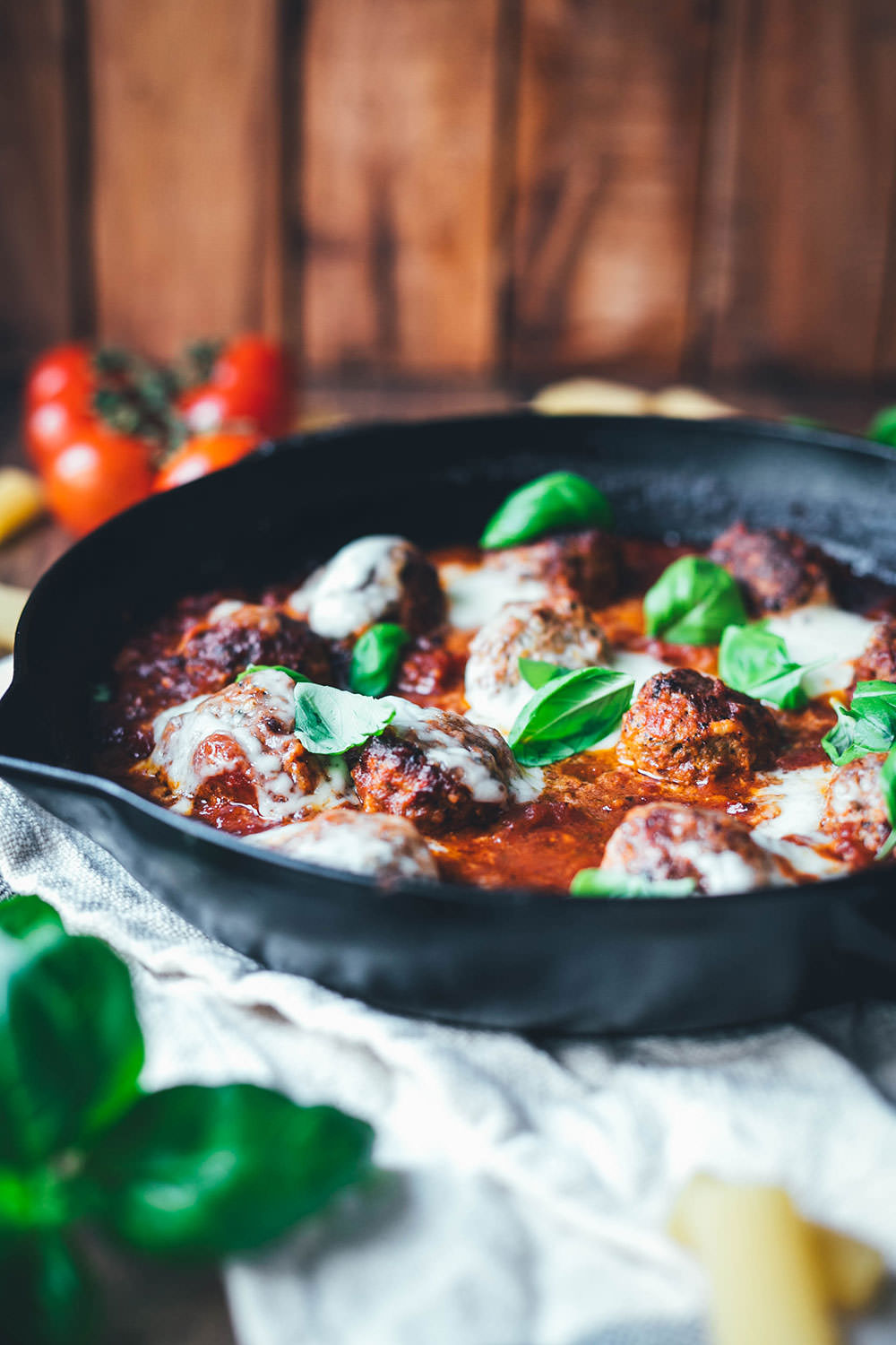 Rezept für den amerikanisch-italienischen Klassiker Baked Meatballs. Das sind saftige gratinierte Hackbällchen in Tomatensauce, die mit Mozzarella überbacken werden. Hier kennt man sie auch als "Hackbällchen Toskana". Sie schmecken fantastisch zu Pasta wie Spaghetti, Rigatoni oder auch einfach mit frischem, knusprigem Brot. | moeyskitchen.com