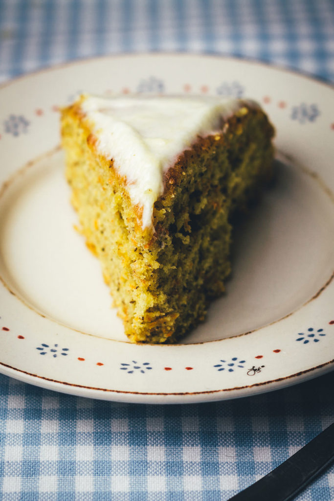 Rezept für saftigen Möhrenkuchen, nicht nur zu Ostern: leckerer Carrot Cake mit Frischkäse-Frosting | moeyskitchen.com