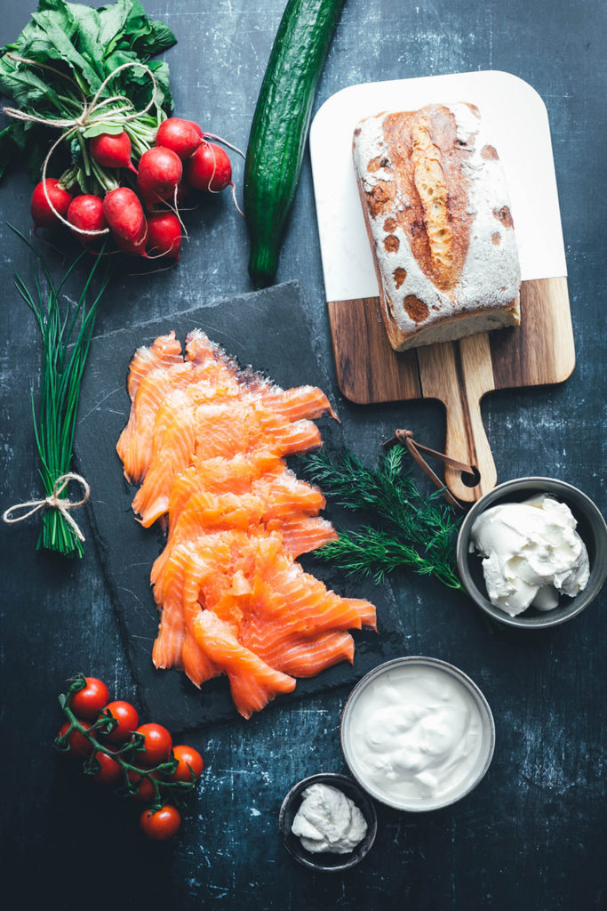 Perfekt für den Oster-Brunch oder das Sonntagsfrühstück: Herzhafte Sandwich-Torte mit geräucherter Fjordforelle, Gurke, Radieschen und Frischkäse-Creme. Aus frischem Kastenweißbrot so lecker und bunt verziert ein echter Hingucker! Diese Torte ist super einfach hergestellt und besteht aus wenigen guten Zutaten. Meine herzhafte Sandwich-Torte erinnert an die schwedische Smörgåstårta, die man traditionell zu Midsommar serviert. Sie passt aber auch einfach hervorragend in den Frühling und sieht auch als Mitbringsel großartig aus! | moeyskitchen.com