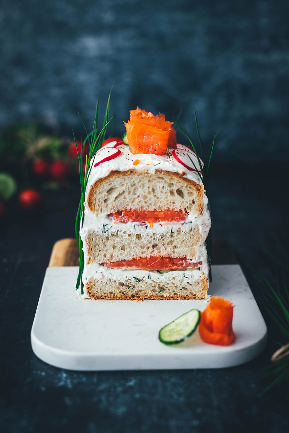 Herzhafte Sandwich-Torte mit geräucherter Fjordforelle, Frühlingsgemüse ...