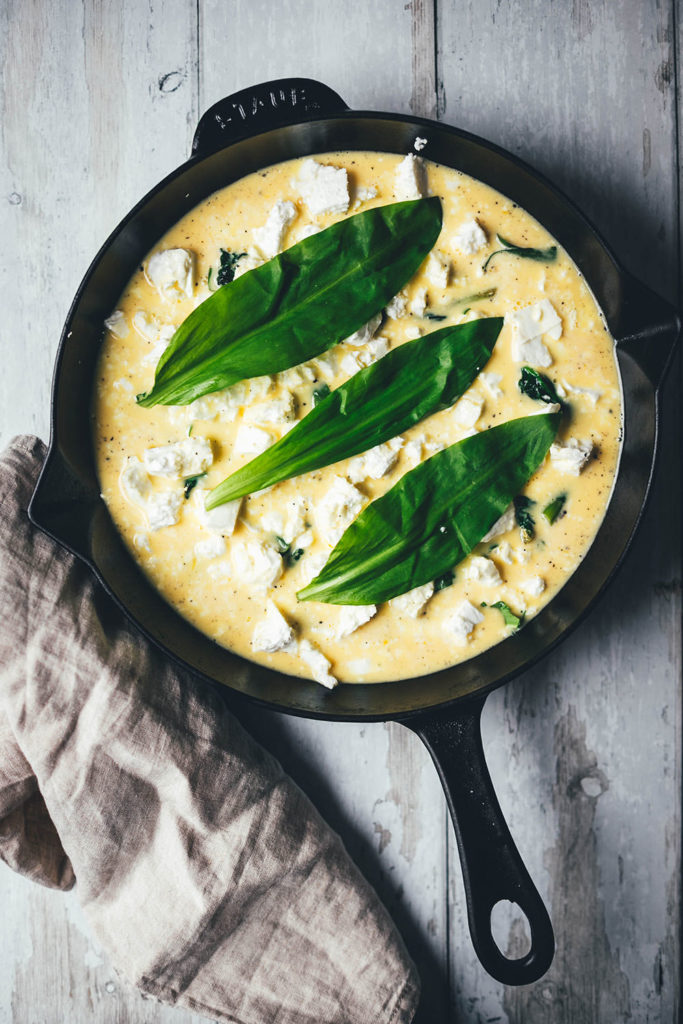 Rezept für locker-leichte Bärlauch-Frittata. Saftiges Omelette, das erst in der Pfanne vorbereitet und anschließend im Ofen gegart wird. Leckere Frühlingsküche mit Bärlauch, Babyspinat, grünem Spargel und Feta. | moeyskitchen.com