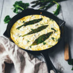Rezept für locker-leichte Bärlauch-Frittata. Saftiges Omelette, das erst in der Pfanne vorbereitet und anschließend im Ofen gegart wird. Leckere Frühlingsküche mit Bärlauch, Babyspinat, grünem Spargel und Feta. | moeyskitchen.com