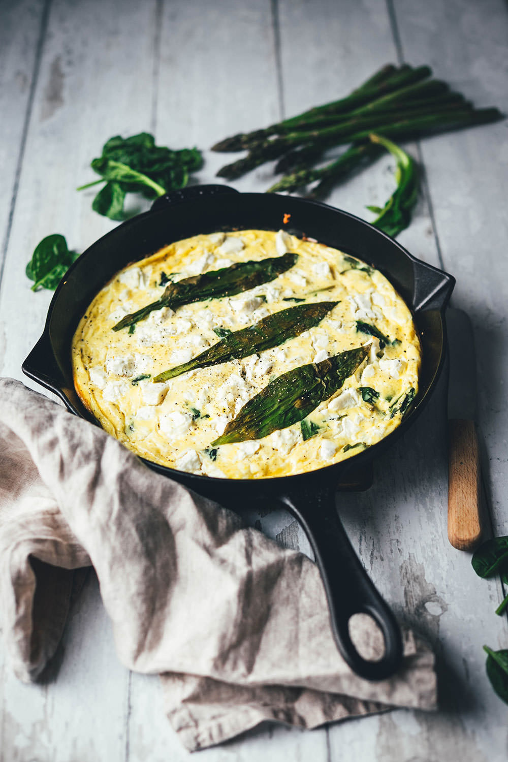 Rezept für locker-leichte Bärlauch-Frittata. Saftiges Omelette, das erst in der Pfanne vorbereitet und anschließend im Ofen gegart wird. Leckere Frühlingsküche mit Bärlauch, Babyspinat, grünem Spargel und Feta. | moeyskitchen.com