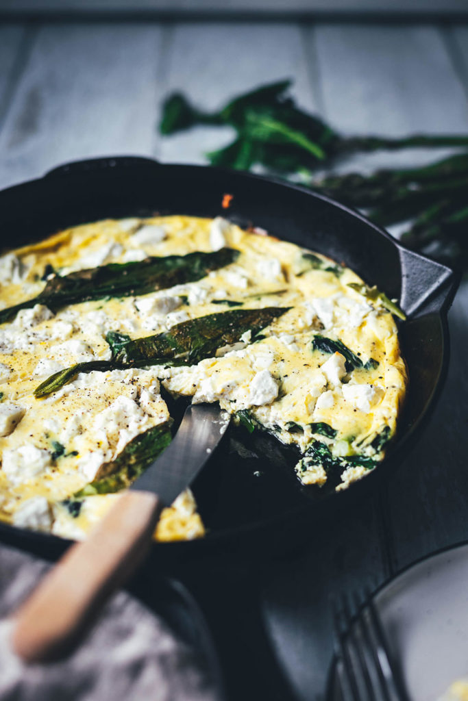 Rezept für locker-leichte Bärlauch-Frittata. Saftiges Omelette, das erst in der Pfanne vorbereitet und anschließend im Ofen gegart wird. Leckere Frühlingsküche mit Bärlauch, Babyspinat, grünem Spargel und Feta. | moeyskitchen.com