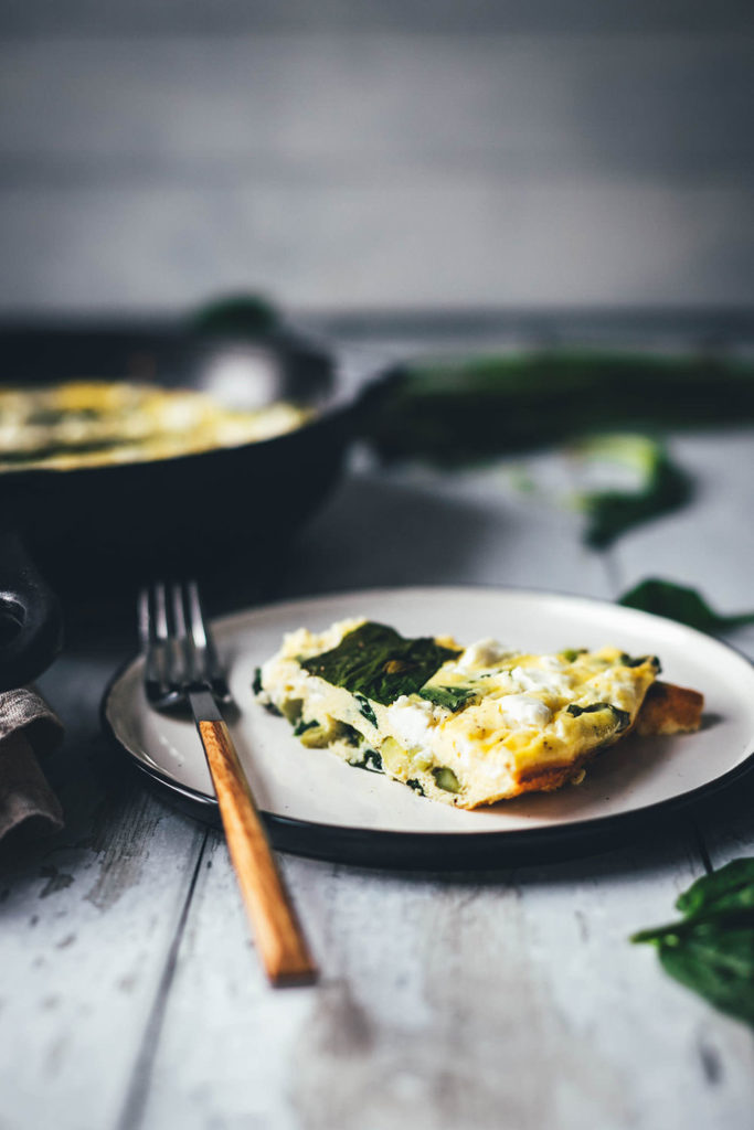 Rezept für locker-leichte Bärlauch-Frittata. Saftiges Omelette, das erst in der Pfanne vorbereitet und anschließend im Ofen gegart wird. Leckere Frühlingsküche mit Bärlauch, Babyspinat, grünem Spargel und Feta. | moeyskitchen.com
