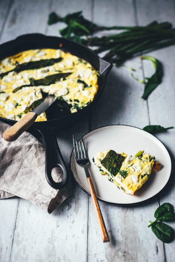Rezept für locker-leichte Bärlauch-Frittata. Saftiges Omelette, das erst in der Pfanne vorbereitet und anschließend im Ofen gegart wird. Leckere Frühlingsküche mit Bärlauch, Babyspinat, grünem Spargel und Feta. | moeyskitchen.com