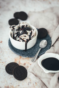 Rezept für selbst gemachte Eisrollen mit der Roll-Eismaschine: Cookes & Cream Ice Cream Rolls mit Schokosirup – Rolleis jetzt einfach zu Hause selber zubereiten und genießen! | moeyskitchen.com