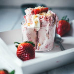 Leckere Ice Cream Rolls könnt ihr jetzt dank Roll-Eismaschine für zu Hause ganz einfach selber machen! Ich verrate euch meine drei liebsten Rezepte für das köstliche Rolleis in den Sorten Cookies & Cream Ice Cream Rolls, Strawberry Cheesecake Ice Cream Rolls und Frozen Yogurt Ice Cream Roll – Eisrollen sind DER Trend für den Sommer, blitzschnell zubereitet und so lecker! | moeyskitchen.com