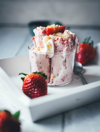 Leckere Ice Cream Rolls könnt ihr jetzt dank Roll-Eismaschine für zu Hause ganz einfach selber machen! Ich verrate euch meine drei liebsten Rezepte für das köstliche Rolleis in den Sorten Cookies & Cream Ice Cream Rolls, Strawberry Cheesecake Ice Cream Rolls und Frozen Yogurt Ice Cream Roll – Eisrollen sind DER Trend für den Sommer, blitzschnell zubereitet und so lecker! | moeyskitchen.com