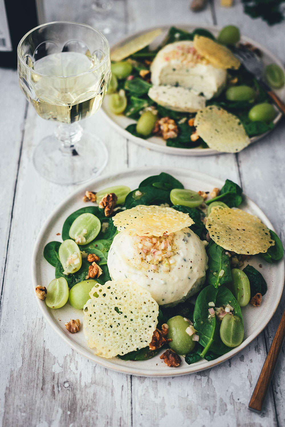Rezept für herzhafte Käse Kräuter Panna Cotta und Käse-Chips mit Stilfser g.U. Käse. Eine leckere Alternative zum typisch italienischen Dessert und inspiriert von der Südtiroler Alpenküche eine leckere Vorspeise. Serviert auf einem Spinatsalat mit Trauben und Walnusskernen | moeyskitchen.com