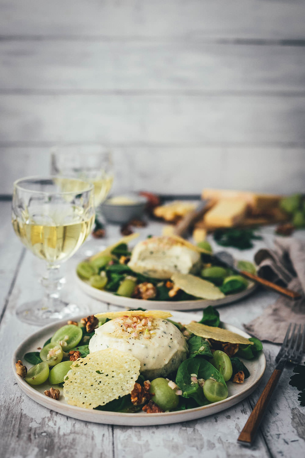 Rezept für herzhafte Käse Kräuter Panna Cotta und Käse-Chips mit Stilfser g.U. Käse. Eine leckere Alternative zum typisch italienischen Dessert und inspiriert von der Südtiroler Alpenküche eine leckere Vorspeise. Serviert auf einem Spinatsalat mit Trauben und Walnusskernen | moeyskitchen.com