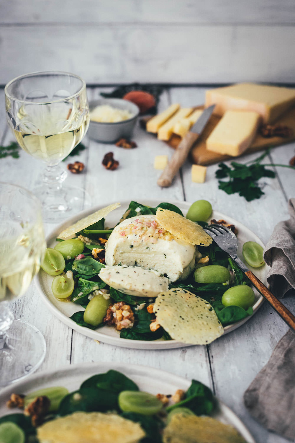 Rezept für herzhafte Käse Kräuter Panna Cotta und Käse-Chips mit Stilfser g.U. Käse. Eine leckere Alternative zum typisch italienischen Dessert und inspiriert von der Südtiroler Alpenküche eine leckere Vorspeise. Serviert auf einem Spinatsalat mit Trauben und Walnusskernen | moeyskitchen.com