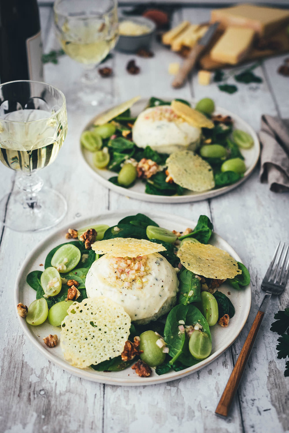 Rezept für herzhafte Käse Kräuter Panna Cotta und Käse-Chips mit Stilfser g.U. Käse. Eine leckere Alternative zum typisch italienischen Dessert und inspiriert von der Südtiroler Alpenküche eine leckere Vorspeise. Serviert auf einem Spinatsalat mit Trauben und Walnusskernen | moeyskitchen.com
