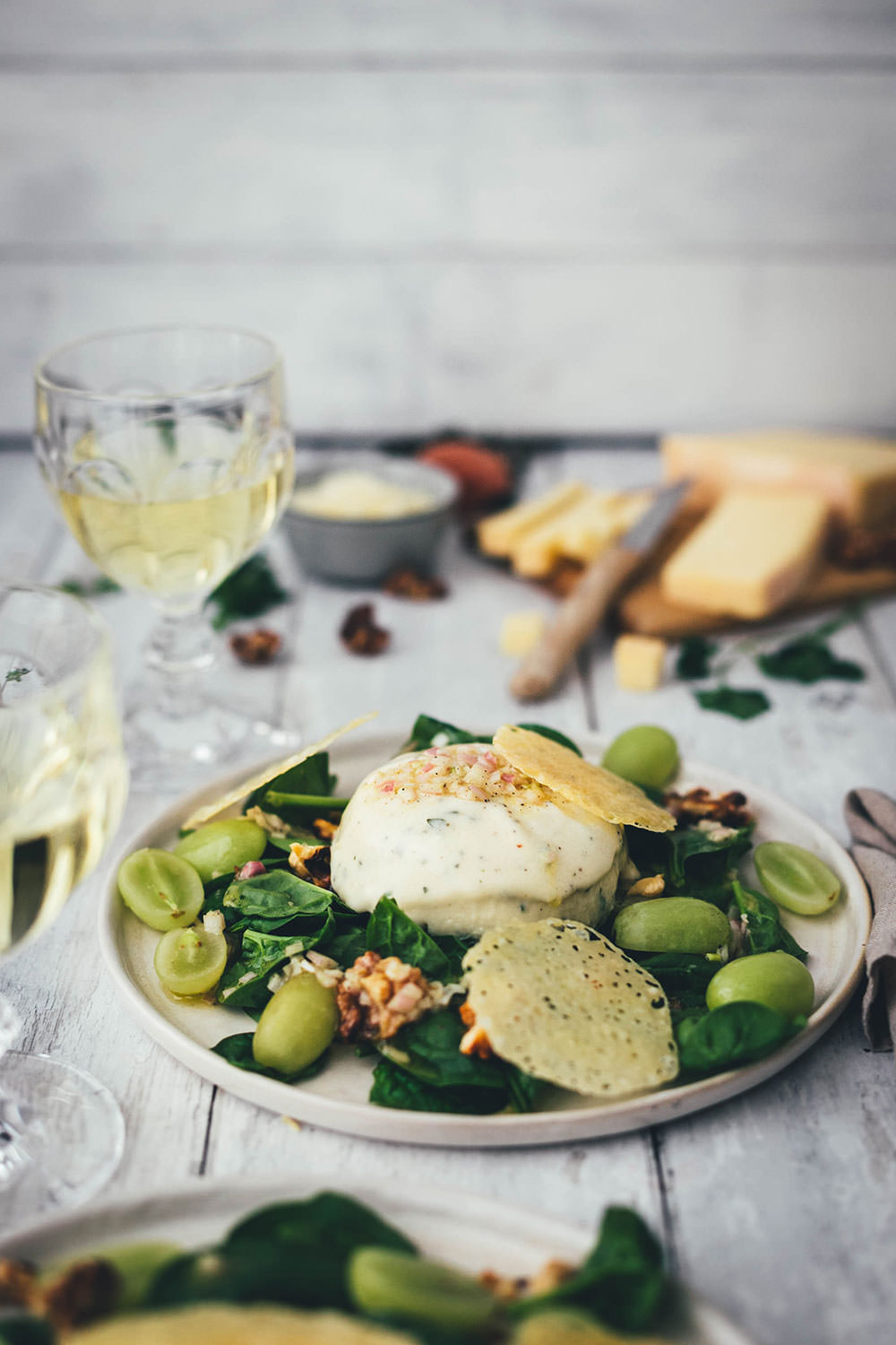 Rezept für herzhafte Käse Kräuter Panna Cotta und Käse-Chips mit Stilfser g.U. Käse. Eine leckere Alternative zum typisch italienischen Dessert und inspiriert von der Südtiroler Alpenküche eine leckere Vorspeise. Serviert auf einem Spinatsalat mit Trauben und Walnusskernen | moeyskitchen.com