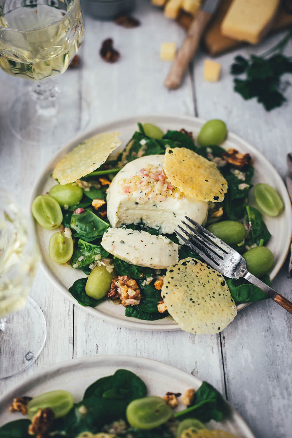 Rezept für herzhafte Käse Kräuter Panna Cotta und Käse-Chips mit Stilfser g.U. Käse. Eine leckere Alternative zum typisch italienischen Dessert und inspiriert von der Südtiroler Alpenküche eine leckere Vorspeise. Serviert auf einem Spinatsalat mit Trauben und Walnusskernen | moeyskitchen.com