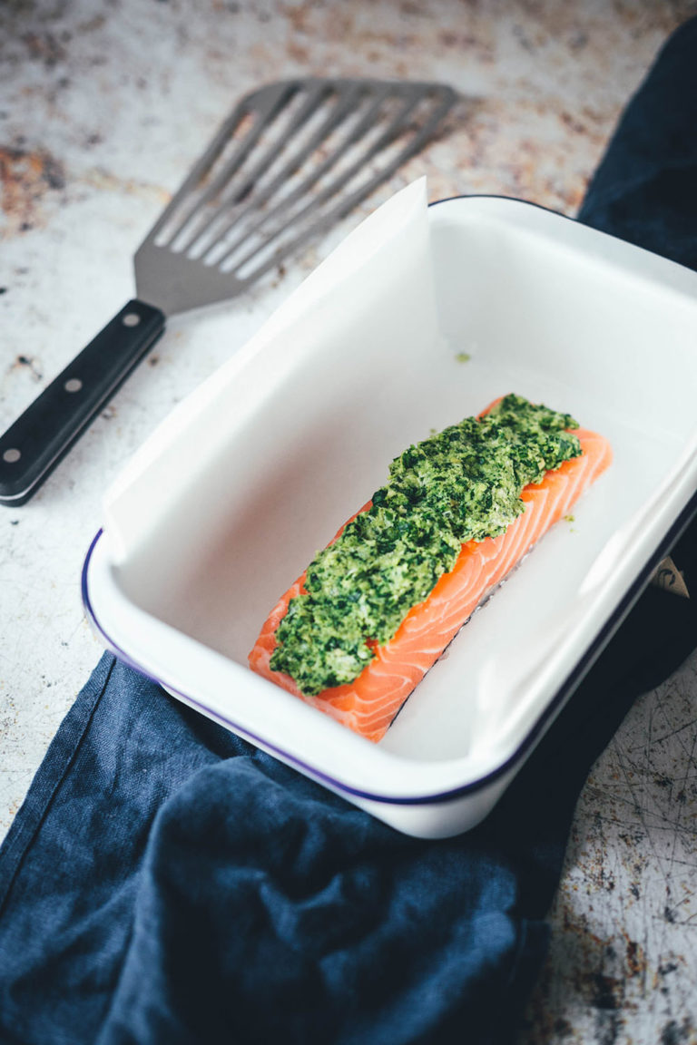 Lachs mit Bärlauchkruste auf lauwarmem Frühlingsgemüse mit ...