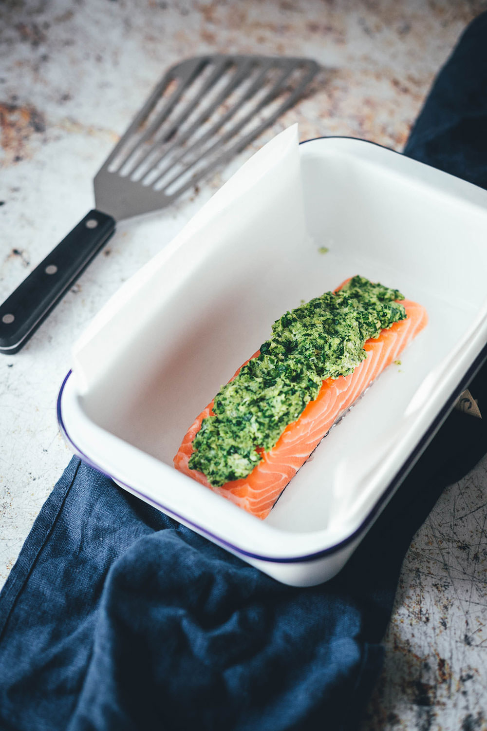Lachs mit Bärlauchkruste auf lauwarmem Frühlingsgemüse mit ...