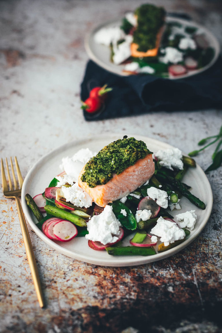 Lachs mit Bärlauchkruste auf lauwarmem Frühlingsgemüse mit ...