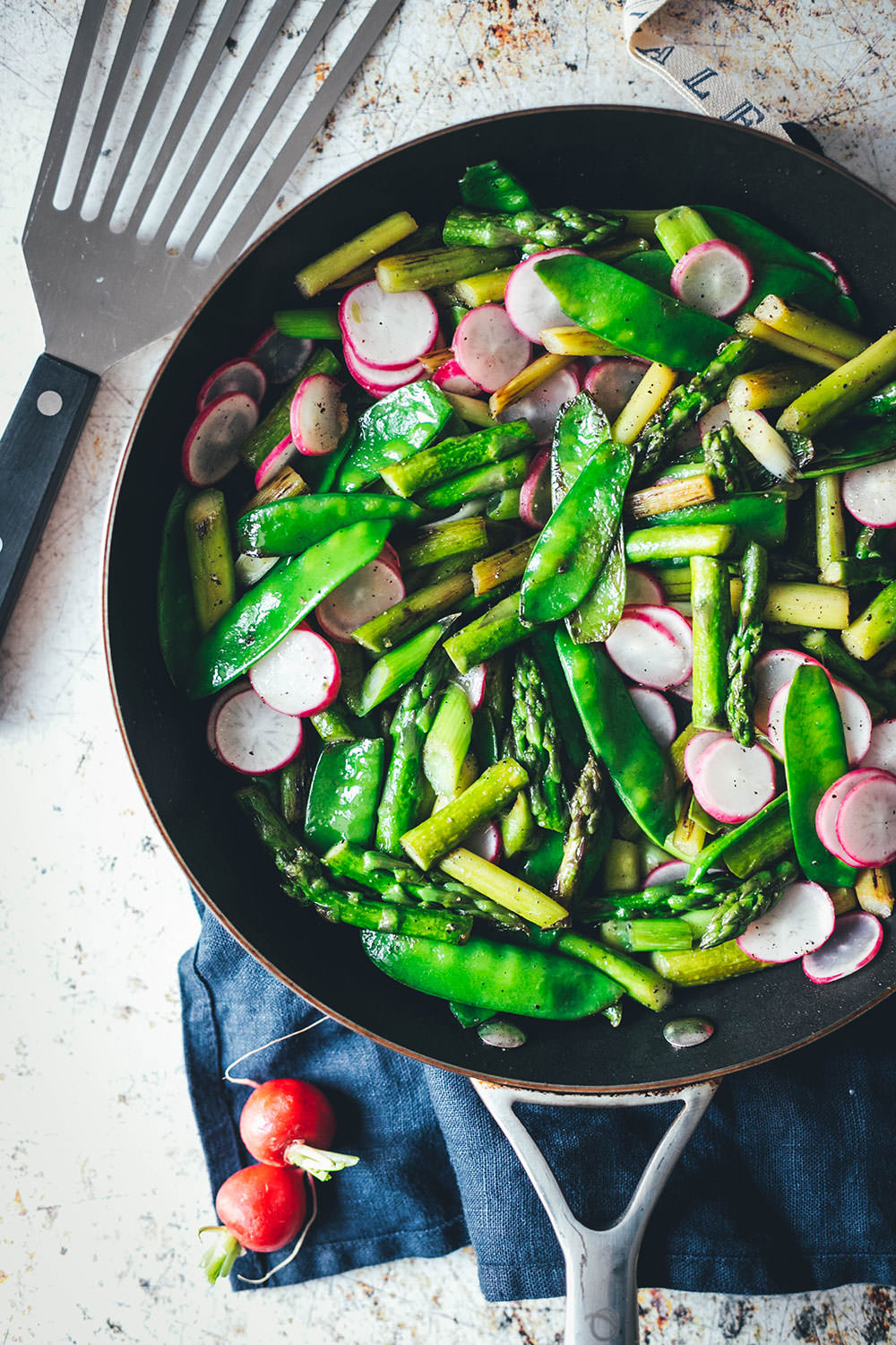 Leichtes Rezept für Lachs mit Bärlauchkruste! Ein wunderbares Frühlings-Gericht mit Bio-Lachs aus dem Ofen, frischem Bärlauch, grünem Spargel, Radieschen, Zuckerschoten und Ziegenkäse. Schnell gemacht, lecker und so leicht, dass es prima als Mittagessen passt oder für die schnelle Feierabendküche geeignet ist. | moeyskitchen.com