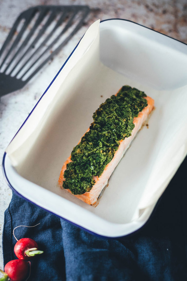 Lachs mit Bärlauchkruste auf lauwarmem Frühlingsgemüse mit ...