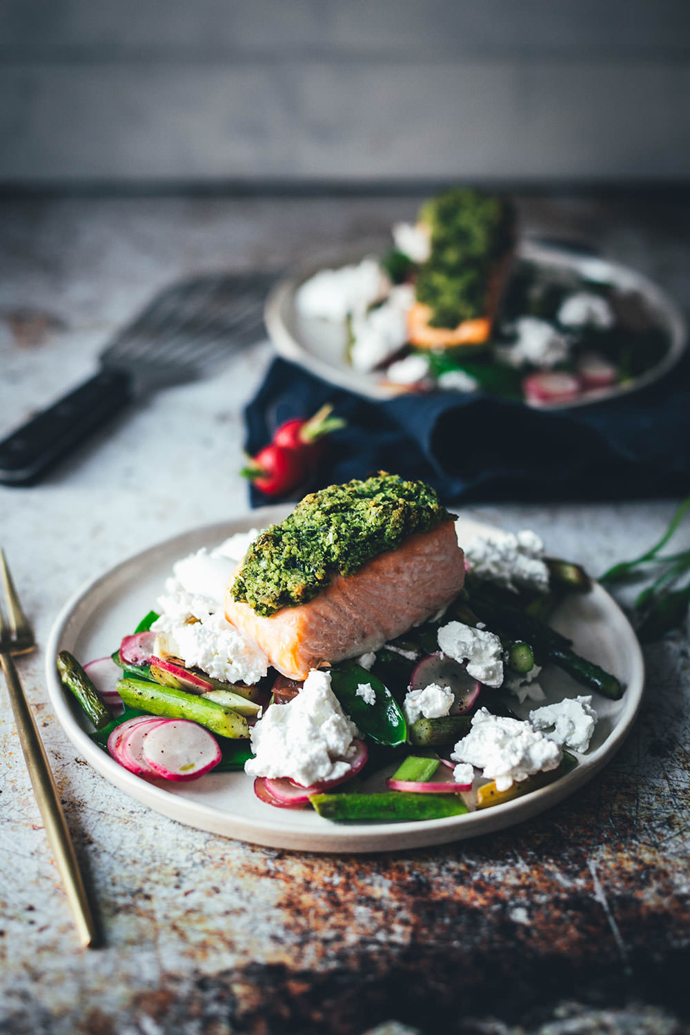 Lachs mit Bärlauchkruste auf lauwarmem Frühlingsgemüse mit ...