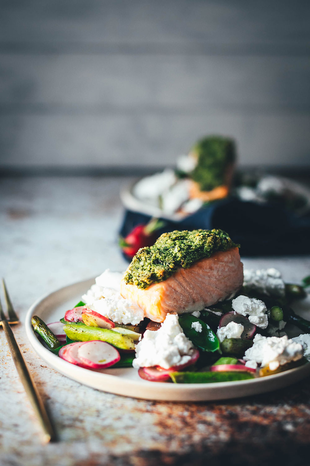 Lachs mit Bärlauchkruste auf lauwarmem Frühlingsgemüse mit ...