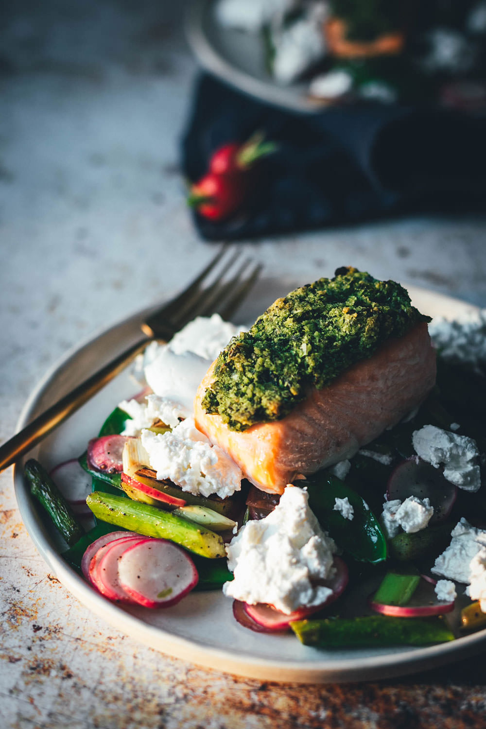 Lachs mit Bärlauchkruste auf lauwarmem Frühlingsgemüse mit ...