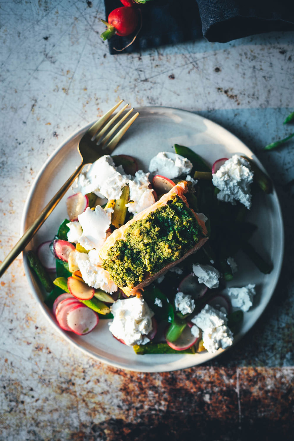 Lachs mit Bärlauchkruste auf lauwarmem Frühlingsgemüse mit ...