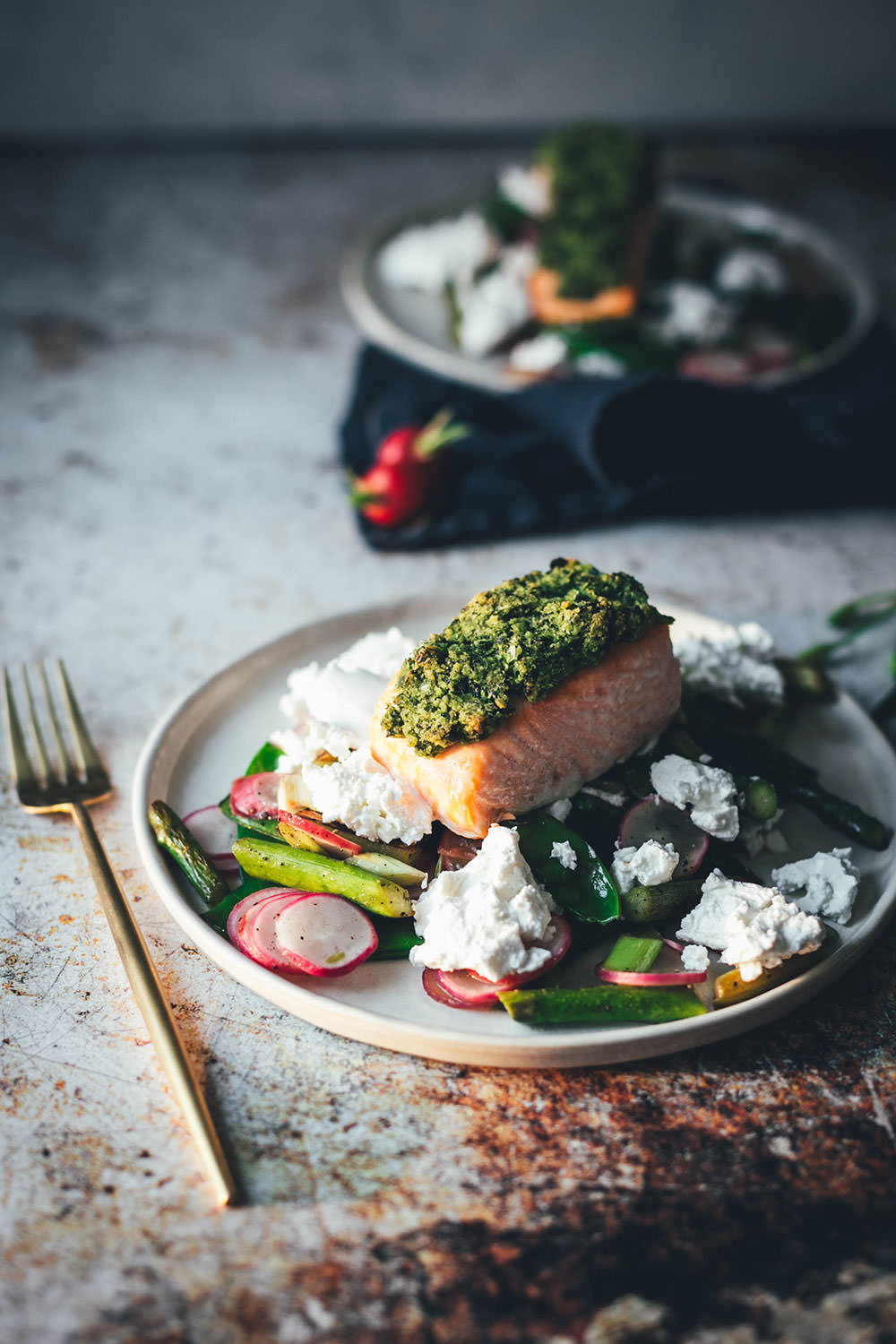 Lachs mit Bärlauchkruste auf lauwarmem Frühlingsgemüse mit ...