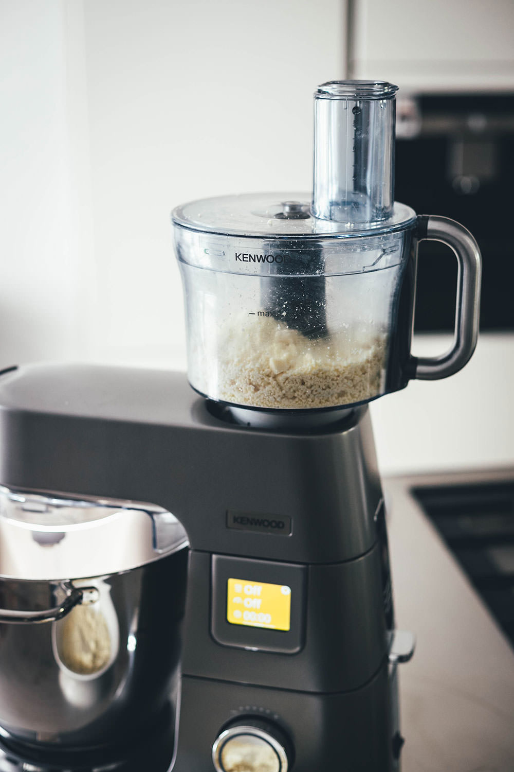 Die Kenwood Titanium Chef Patissier XL Küchenmaschine mit aufgesetztem Multizerkleinerer