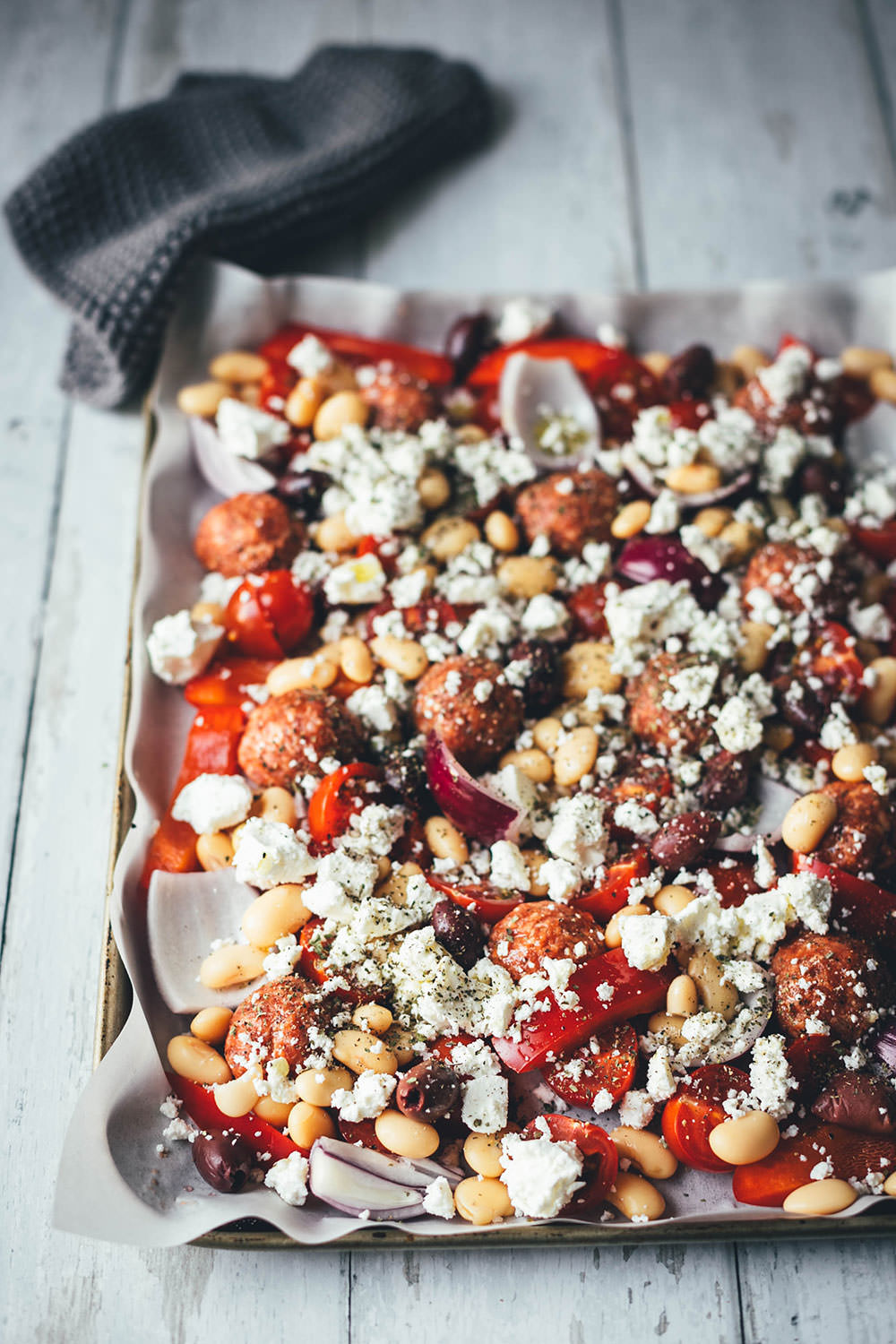 Es wird wieder Zeit für ein super einfaches, aber geschmacklich raffiniertes Gericht für die schnelle Feierabendküche! Da kommen meine One Pan Greek Meatballs genau richtig! Wahlweise mit Rinderhack oder mit einer pflanzlichen Hack-Alternative zubereitet, kommen die kleinen würzigen Hackbällchen mit frischem Gemüse aufs Blech. Wenig Aufwand, wenig Abwasch, aber maximaler Geschmack! | moeyskitchen.com