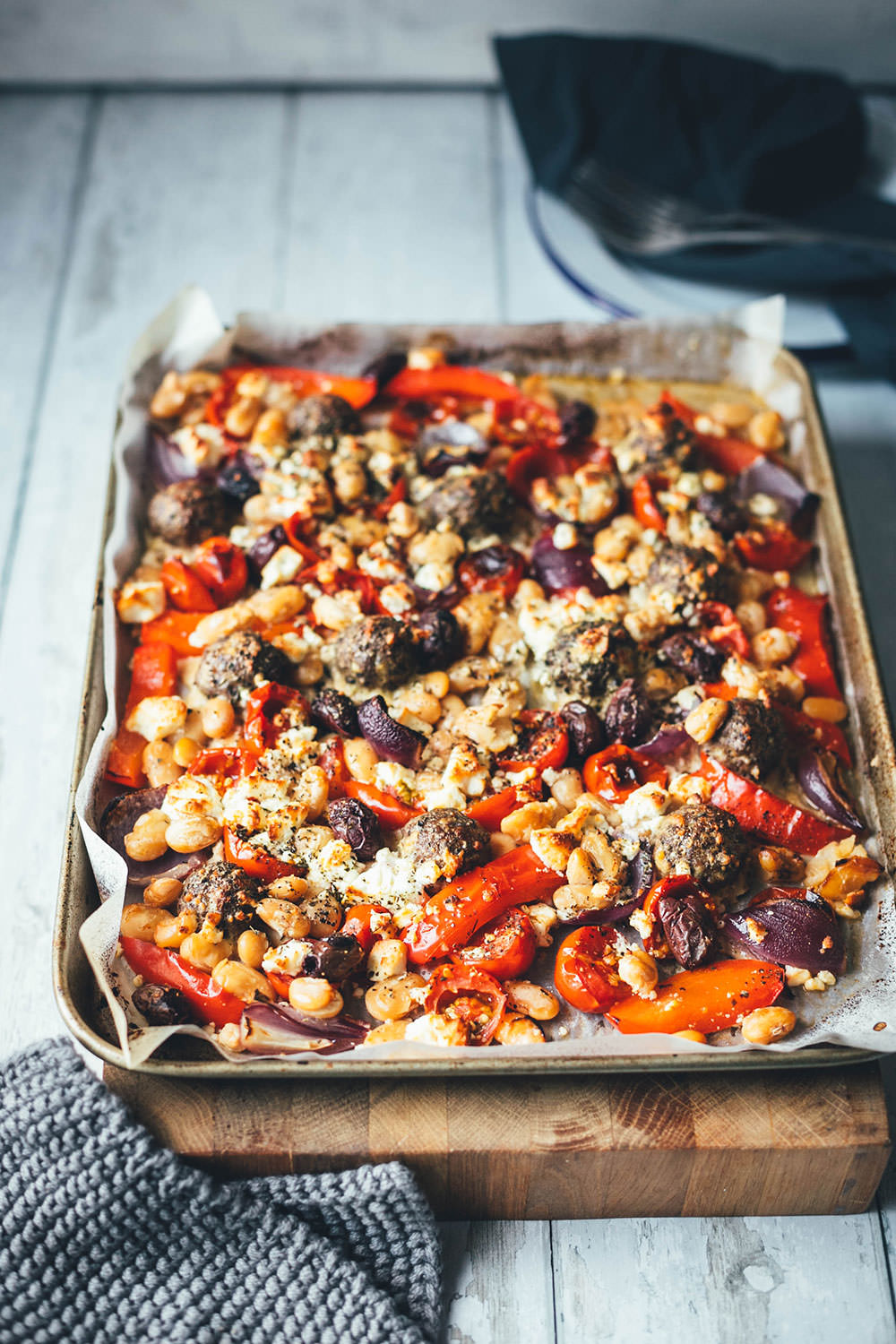 Es wird wieder Zeit für ein super einfaches, aber geschmacklich raffiniertes Gericht für die schnelle Feierabendküche! Da kommen meine One Pan Greek Meatballs genau richtig! Wahlweise mit Rinderhack oder mit einer pflanzlichen Hack-Alternative zubereitet, kommen die kleinen würzigen Hackbällchen mit frischem Gemüse aufs Blech. Wenig Aufwand, wenig Abwasch, aber maximaler Geschmack! | moeyskitchen.com