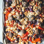 Es wird wieder Zeit für ein super einfaches, aber geschmacklich raffiniertes Gericht für die schnelle Feierabendküche! Da kommen meine One Pan Greek Meatballs genau richtig! Wahlweise mit Rinderhack oder mit einer pflanzlichen Hack-Alternative zubereitet, kommen die kleinen würzigen Hackbällchen mit frischem Gemüse aufs Blech. Wenig Aufwand, wenig Abwasch, aber maximaler Geschmack! | moeyskitchen.com