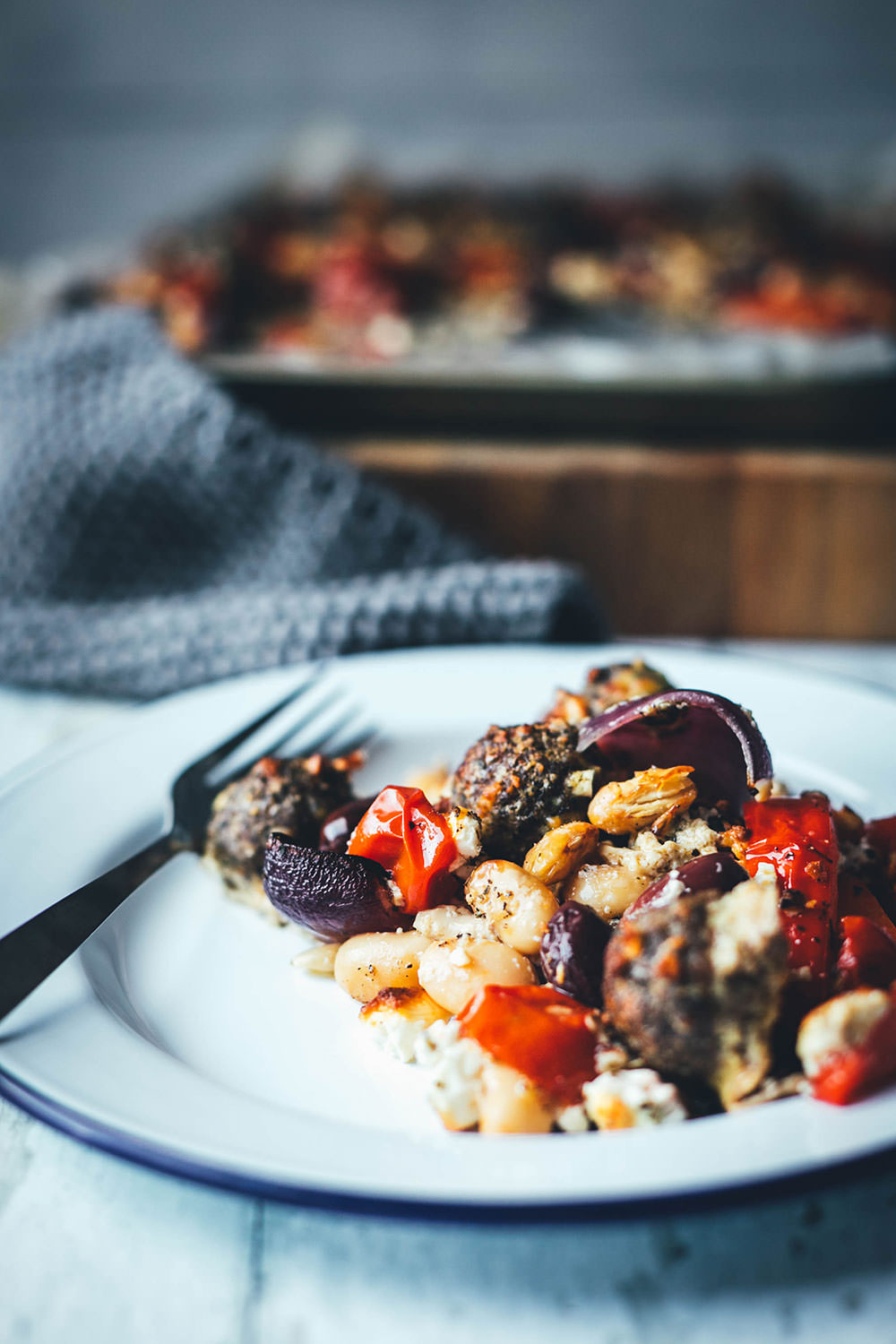 Es wird wieder Zeit für ein super einfaches, aber geschmacklich raffiniertes Gericht für die schnelle Feierabendküche! Da kommen meine One Pan Greek Meatballs genau richtig! Wahlweise mit Rinderhack oder mit einer pflanzlichen Hack-Alternative zubereitet, kommen die kleinen würzigen Hackbällchen mit frischem Gemüse aufs Blech. Wenig Aufwand, wenig Abwasch, aber maximaler Geschmack! | moeyskitchen.com
