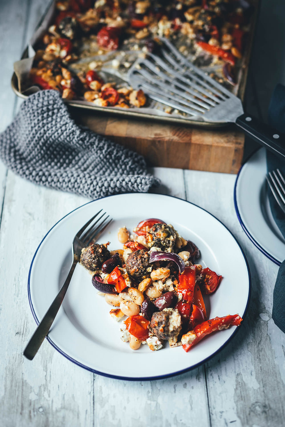 Es wird wieder Zeit für ein super einfaches, aber geschmacklich raffiniertes Gericht für die schnelle Feierabendküche! Da kommen meine One Pan Greek Meatballs genau richtig! Wahlweise mit Rinderhack oder mit einer pflanzlichen Hack-Alternative zubereitet, kommen die kleinen würzigen Hackbällchen mit frischem Gemüse aufs Blech. Wenig Aufwand, wenig Abwasch, aber maximaler Geschmack! | moeyskitchen.com
