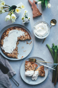 Rezept für Rhabarber-Mandel-Kuchen mit knuspriger Zuckerkruste und leckerer Vanille-Sahne | schnell zubereitet und perfekt für Frühling und Ostern | moeyskitchen.com
