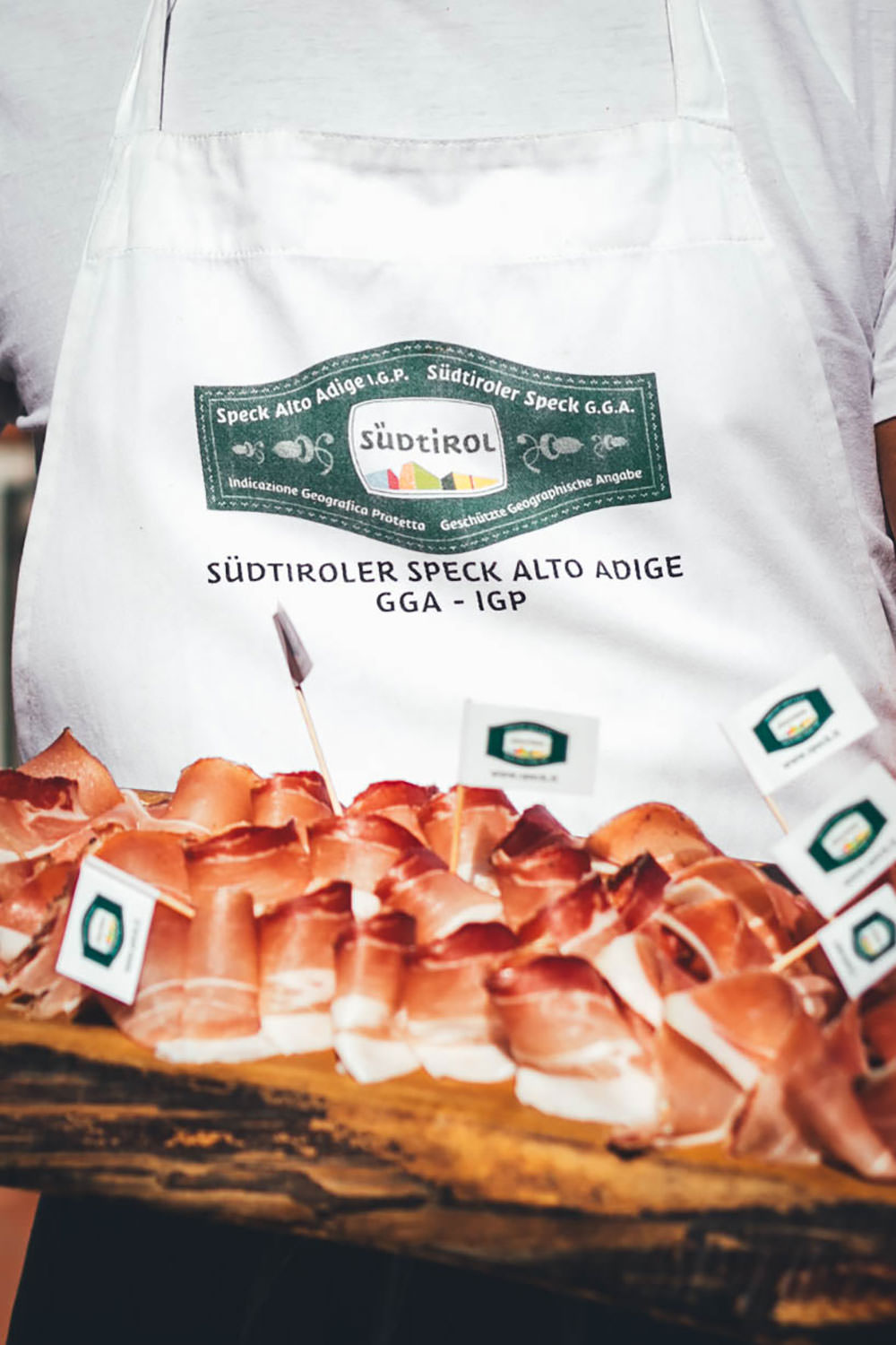 Rezept für Risotto Carbonara aus dem Ofen! Mit zweierlei vom Südtiroler Speck g.g.A., Erbsen und Ei serviert. Blitzschnelles Ofenrisotto für das deftige Abendessen – alltagstaugliche Alpenküche und kreative Umwandlung des italienischen Pastaklassikers! | moeyskitchen.com