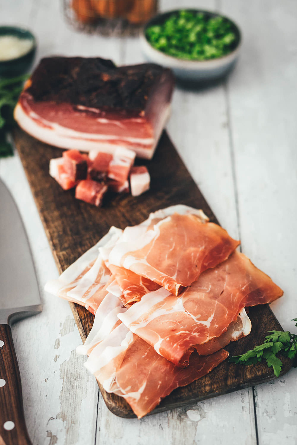 Rezept für Risotto Carbonara aus dem Ofen! Mit zweierlei vom Südtiroler Speck g.g.A., Erbsen und Ei serviert. Blitzschnelles Ofenrisotto für das deftige Abendessen – alltagstaugliche Alpenküche und kreative Umwandlung des italienischen Pastaklassikers! | moeyskitchen.com