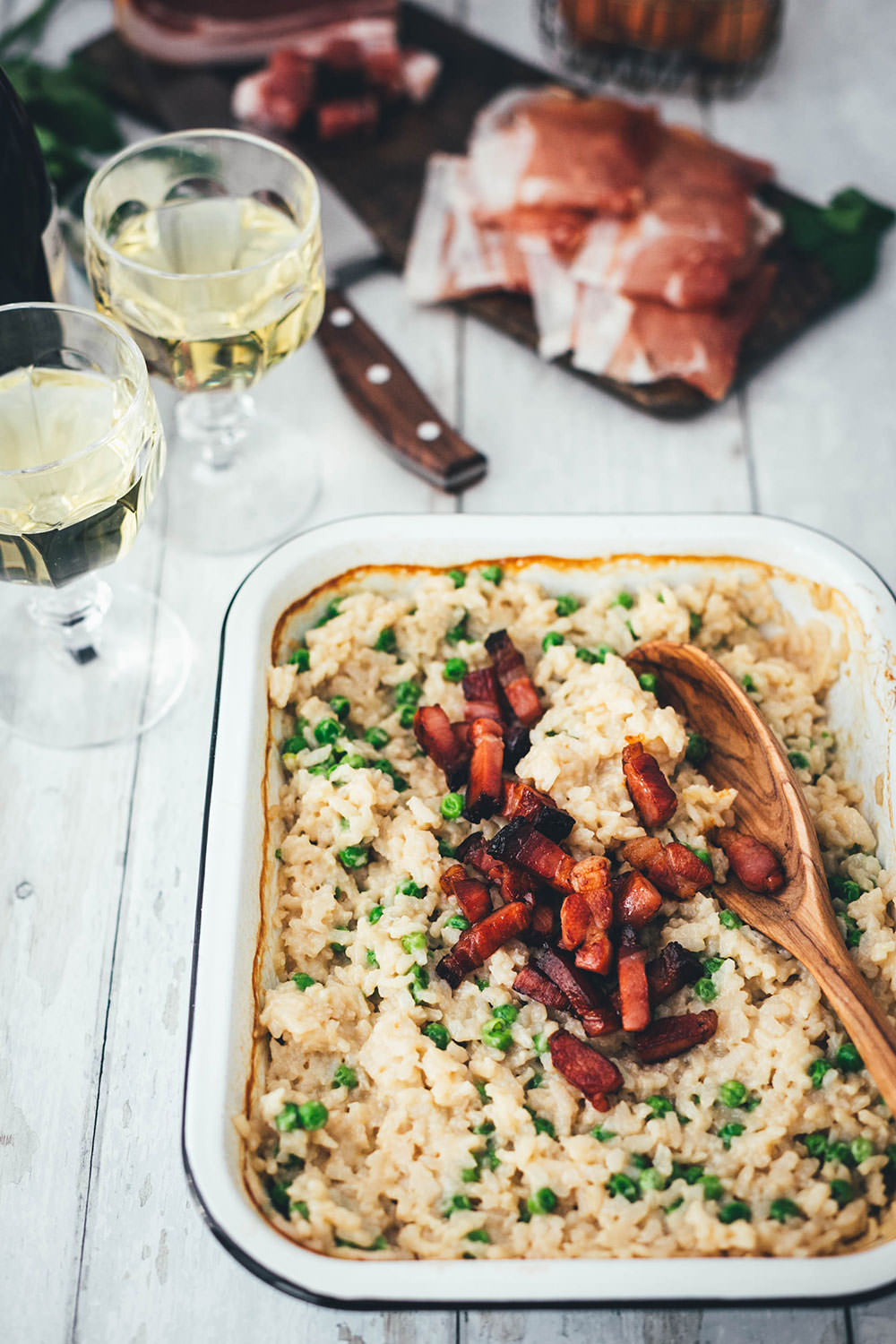Rezept für Risotto Carbonara aus dem Ofen! Mit zweierlei vom Südtiroler Speck g.g.A., Erbsen und Ei serviert. Blitzschnelles Ofenrisotto für das deftige Abendessen – alltagstaugliche Alpenküche und kreative Umwandlung des italienischen Pastaklassikers! | moeyskitchen.com