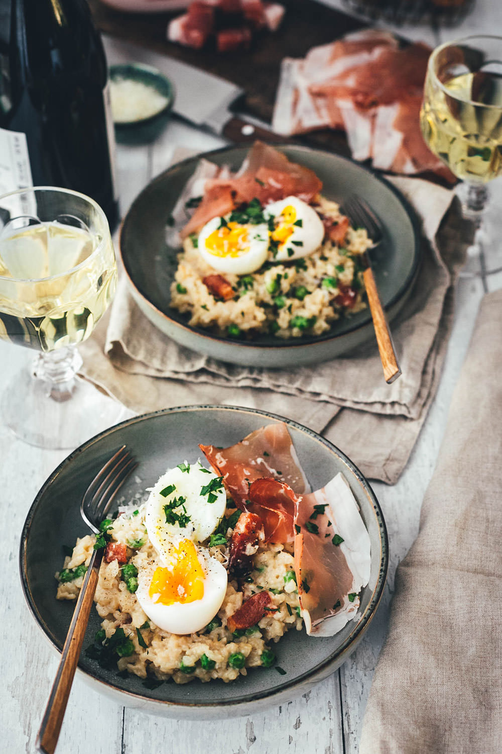Rezept für Risotto Carbonara aus dem Ofen! Mit zweierlei vom Südtiroler Speck g.g.A., Erbsen und Ei serviert. Blitzschnelles Ofenrisotto für das deftige Abendessen – alltagstaugliche Alpenküche und kreative Umwandlung des italienischen Pastaklassikers! | moeyskitchen.com