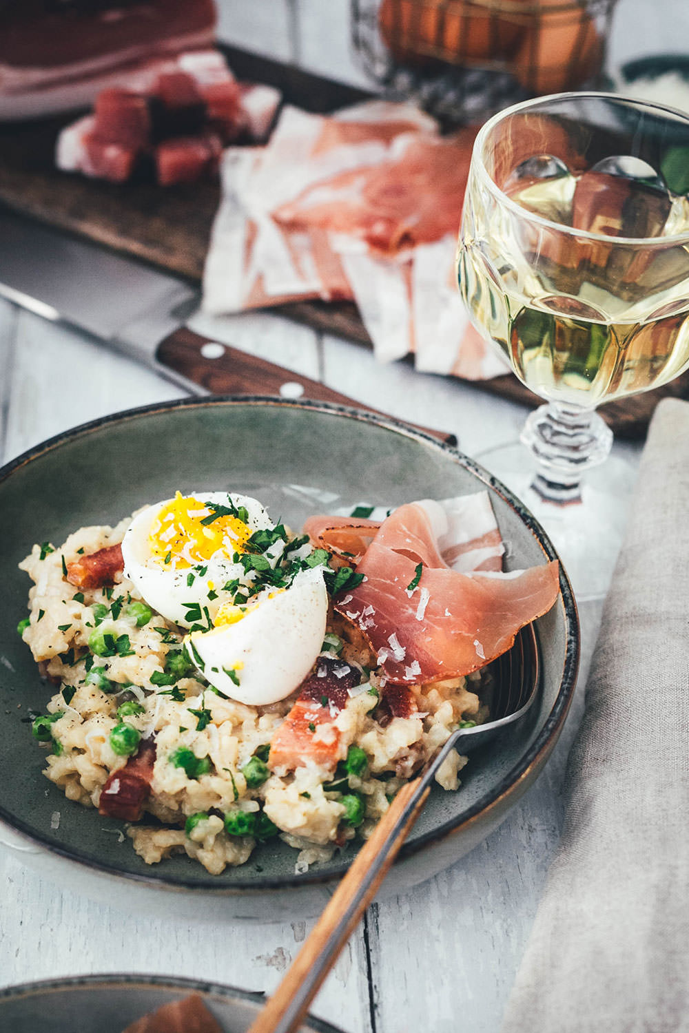 Rezept für Risotto Carbonara aus dem Ofen! Mit zweierlei vom Südtiroler Speck g.g.A., Erbsen und Ei serviert. Blitzschnelles Ofenrisotto für das deftige Abendessen – alltagstaugliche Alpenküche und kreative Umwandlung des italienischen Pastaklassikers! | moeyskitchen.com