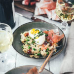 Rezept für Risotto Carbonara aus dem Ofen! Mit zweierlei vom Südtiroler Speck g.g.A., Erbsen und Ei serviert. Blitzschnelles Ofenrisotto für das deftige Abendessen – alltagstaugliche Alpenküche und kreative Umwandlung des italienischen Pastaklassikers! | moeyskitchen.com