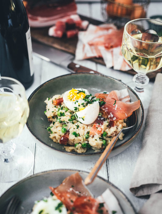 Rezept für Risotto Carbonara aus dem Ofen! Mit zweierlei vom Südtiroler Speck g.g.A., Erbsen und Ei serviert. Blitzschnelles Ofenrisotto für das deftige Abendessen – alltagstaugliche Alpenküche und kreative Umwandlung des italienischen Pastaklassikers! | moeyskitchen.com