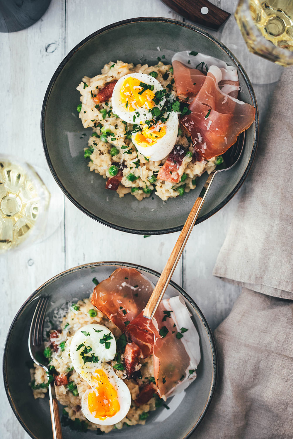 Rezept für Risotto Carbonara aus dem Ofen! Mit zweierlei vom Südtiroler Speck g.g.A., Erbsen und Ei serviert. Blitzschnelles Ofenrisotto für das deftige Abendessen – alltagstaugliche Alpenküche und kreative Umwandlung des italienischen Pastaklassikers! | moeyskitchen.com