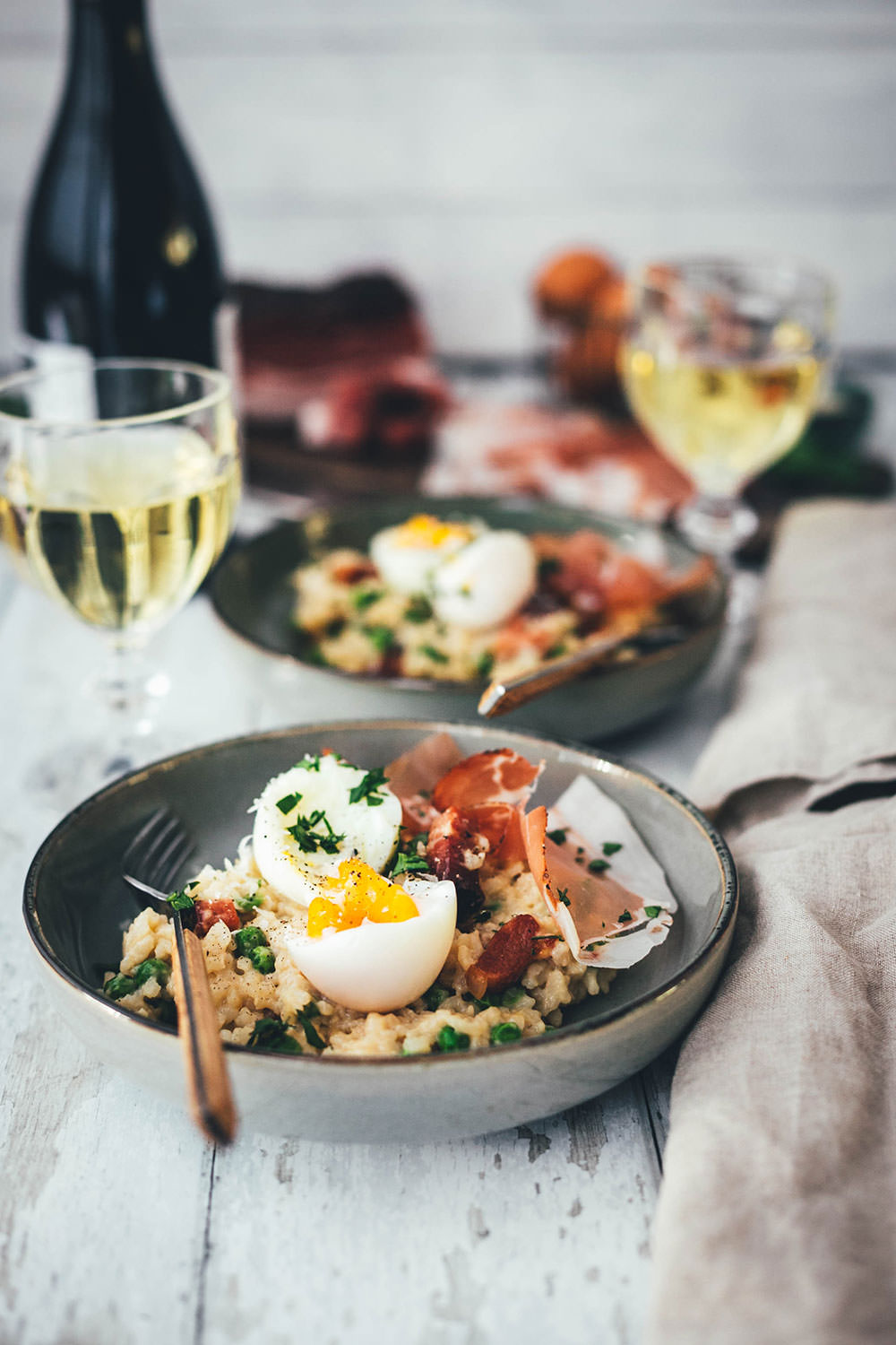 Rezept für Risotto Carbonara aus dem Ofen! Mit zweierlei vom Südtiroler Speck g.g.A., Erbsen und Ei serviert. Blitzschnelles Ofenrisotto für das deftige Abendessen – alltagstaugliche Alpenküche und kreative Umwandlung des italienischen Pastaklassikers! | moeyskitchen.com