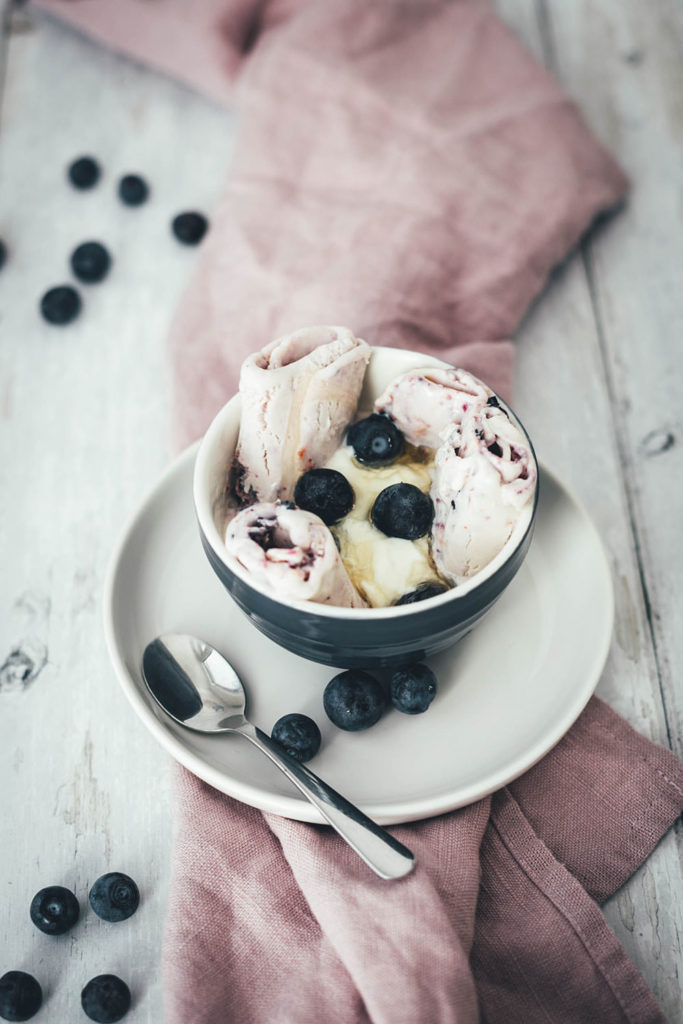 Rezept für selbst gemachte Eisrollen mit der Roll-Eismaschine! Frozen Yogurt Ice Cream Rolls mit frischen Blaubeeren und Honig – Rolleis ist ein Spaß für die ganze Familie und super einfach und schnell zubereitet! | moeyskitchen.com