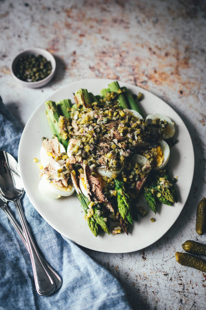 Spargelsalat aus ofengeröstetem grünen Spargel mit Kapern-Vinaigrette ...